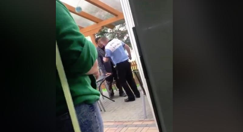Polițist cu tupeu...lovește un bărbat ce stătea la masă. VEZI VIDEO