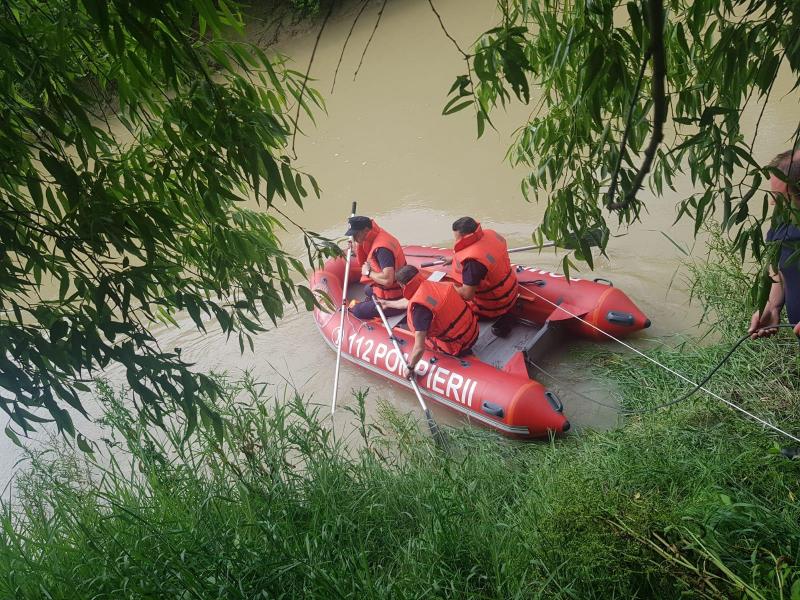 Două persoane au căzut în Mureș în zona podului CFR Micălaca