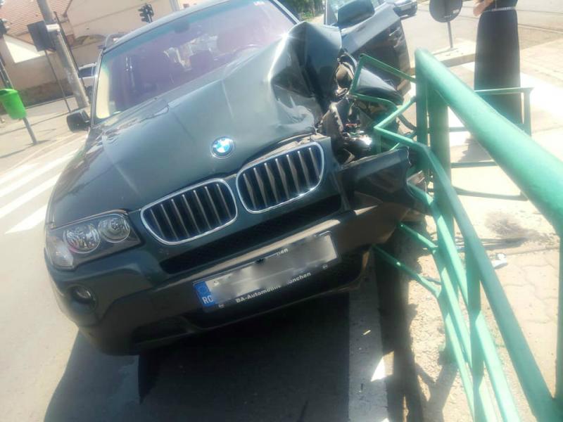 Un BMW a intrat în stația de tramvai din Aradul Nou