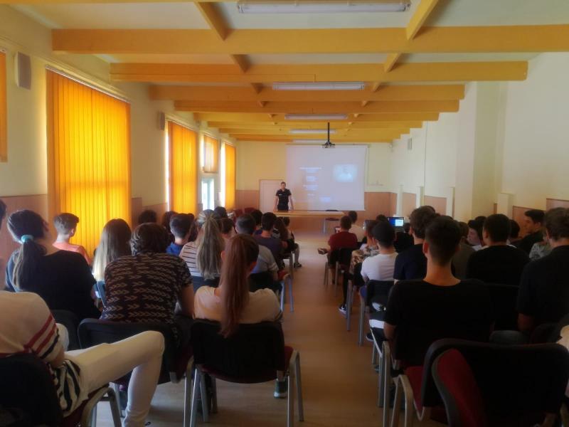 Elevii Colegiului Național „Vasile Goldiș” au participat la un curs de prevenire a pericolelor din mediul online organizat de polițiști

