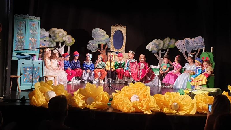 Preșcolarii de la Bambi au prezentat Albă ca Zăpada, Veronica și multe alte personaje din poveste, pe scena Teatrului de Marionete