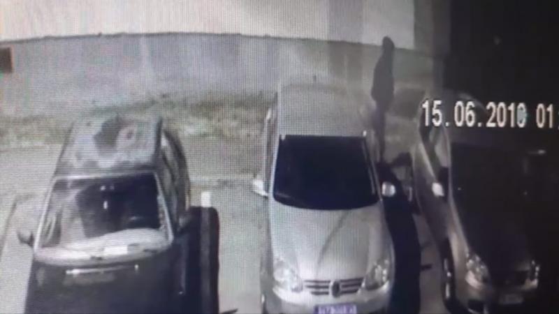 Un piroman a incendiat autoturismul unui instructor auto din Lugoj