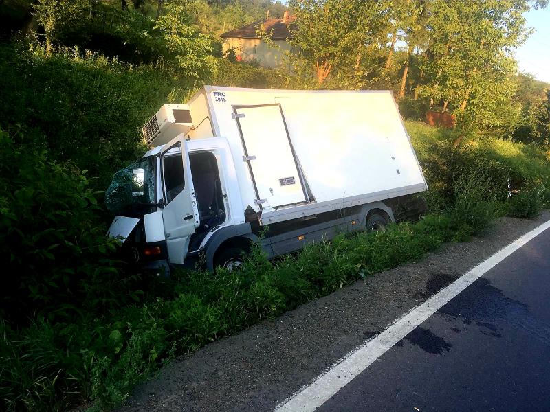 Un șofer mort de beat s-a răsturnat cu camioneta în șanț