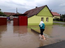 Le-a promis la alegeri dezvoltarea sistemului de canalizare pluvială la Nădlac, azi au inundaţii