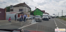 Țipete și nervi în urma unei tamponări între două autoturisme, care a avut loc pe strada Pădurii 