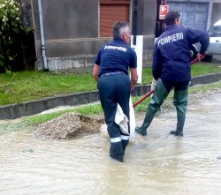 DISPERARE și lacrimi amare pentru locuitorii din Dezna : 30 de gospodării inundate
