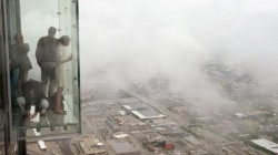 Podeaua de sticlă a unui zgârie-nori a crăpat, la etajul 103, sub picioarele unor turiști
