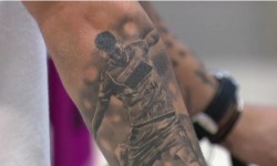 Cine este fotbalistul român care și-a tatuat propriul corp pe mână