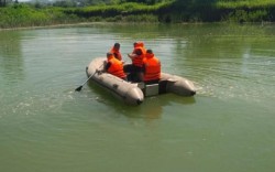 Un copil de 14 ani este căutat de scafandri la balastiera din Sântana