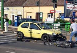 Un biciclist rupt de beat a fost lovit pe trecerea de pietoni