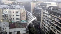 Imagini spectaculoase cu o schelă prabuşindu-se pe o stradă în capitală în urma vijeliei de vineri