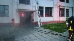 Arde un cămin de muncitori din municipiu! Majoritatea persoanelor evacuate sunt sub influența băuturilor alcoolice