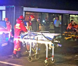 GRAV accident rutier imediat după furtuna de joi seara. Două persoane grav rănite au fost transportate la spital, iar alte 9 au fost rănite