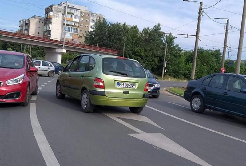 Bizonul Zilei: Merge şi pe INVERS în sensul giratoriu!