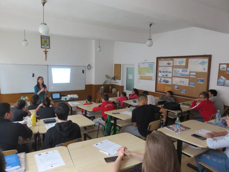 Sesiuni de prezentare în școli privind ariile naturale protejate Mlaștinile Satchinez

