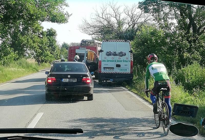 Microbuz în flăcări la Șagu