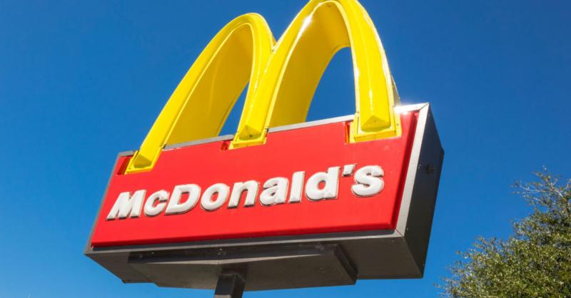 Un bărbat a intrat cu mașina direct în McDonald”s