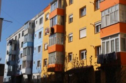 Locuiești la bloc? Ai mare grijă dacă dai muzica prea tare, ce riști