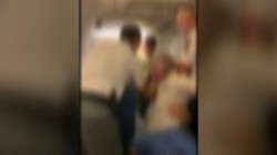 Haos într-un avion Tarom în București. Forţele de securitate s-au luptat cu un bărbat care a refuzat să coboare din avion VIDEO
