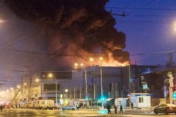O fabrică de mobilă în Oradea a ars din temelii. Paznicul a ajuns cu arsuri la spital