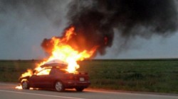 Un autoturism a luat foc în apropiere de Aeroportul din Arad