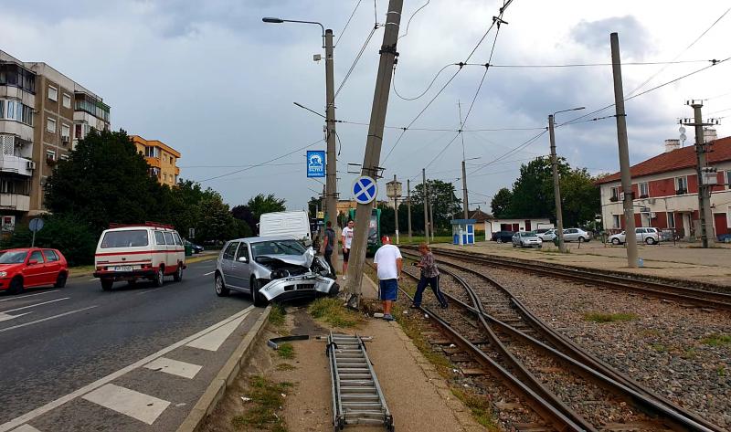 Un stâlp a stat în calea unui șofer...în Aradul Nou