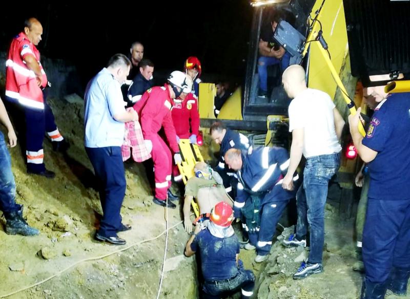 Bărbatul salvat miraculos după 8 ore de intervenție a pompierilor a MURIT la spital