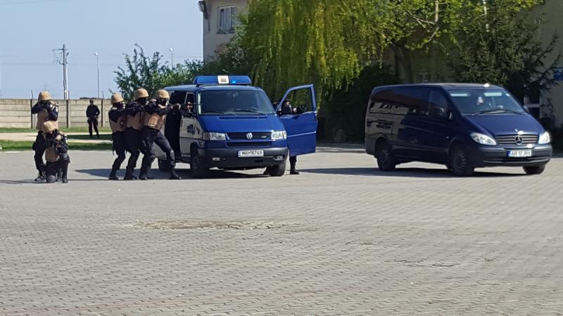 Șase persoane au fost trezite cu noaptea în cap de polițiștii S.I.C. Arad
