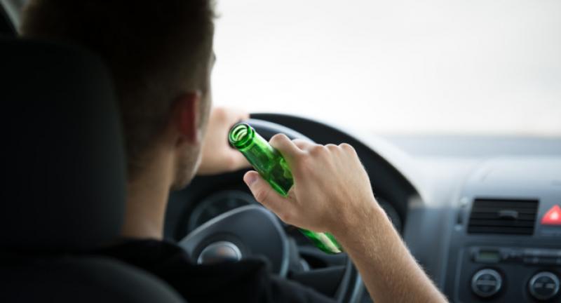 PERICOL pe drumurile din Ineu ! Un tânăr de 18 ani prins la volan băut și fără permis de conducere