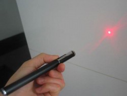 Un copil s-a jucat cu o banală jucărie cu laser și a orbit