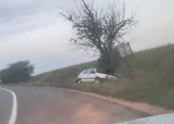 Accident cu mașină abandonată în șanț