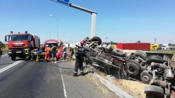 TIR răsturnat, încărcat cu cereale, între autostrada A1 și DN7