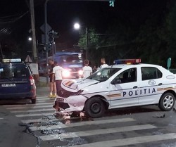 Taximetru lovit în plin de o maşină a Poliţiei marţi noaptea pe strada Pădurii