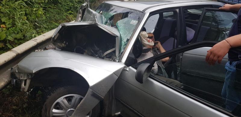 Accident între un autoturism și TIR. O victimă este încarcerată