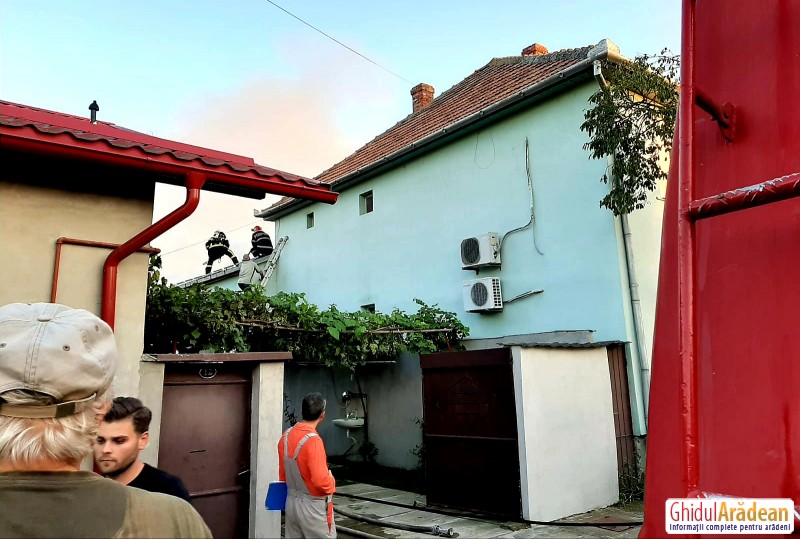 O familie din Arad este DISPERATĂ ! Casa lor a luat foc vineri seara