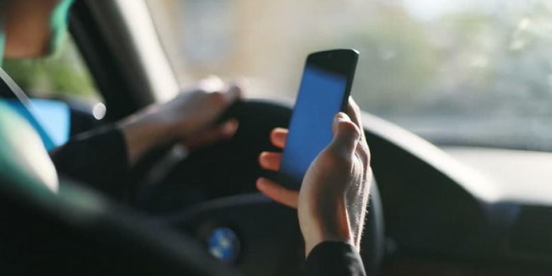 Ce pățesc șoferii care țin telefonul în mână în timpul condusului? Anunțul făcut de polițiști