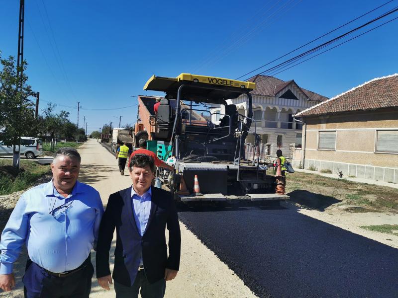 Drumul Nădab-Seleuș este asfaltat în ritm intens după aproape 50 de ani