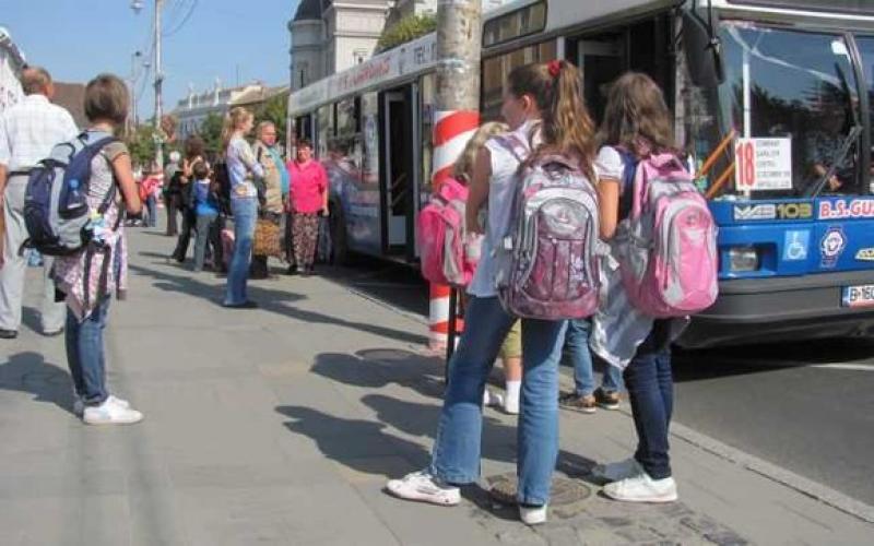 Elevii navetiști de la Colegiul Național "Elena Ghiba Birta" au o soluție pentru problema transportului