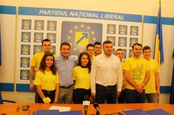 Arădenii semnează în număr mare pentru Iohannis

