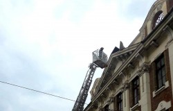 Bucăți de tablă desprinse de pe acoperiș înlăturate de pompierii arădeni