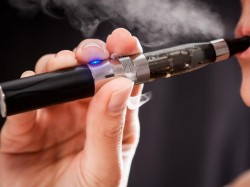 Țara care va interzice ţigările electronice aromate. Șase oameni au murit din cauza unei boli provocate de acestea