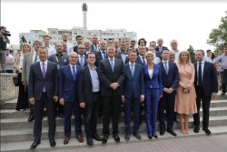 Klaus Iohannis a început în forță bătălia pentru un nou mandat. A fost întâmpinat cu entuziasm de oameni care s-au înghesuit să dea mâna cu el