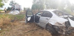 BMW făcut praf după izbirea cu un copac