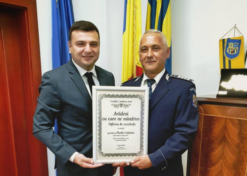 Poliţistul salvator Radu Vasiescu a primit diploma „Arădeni cu care ne mândrim”
