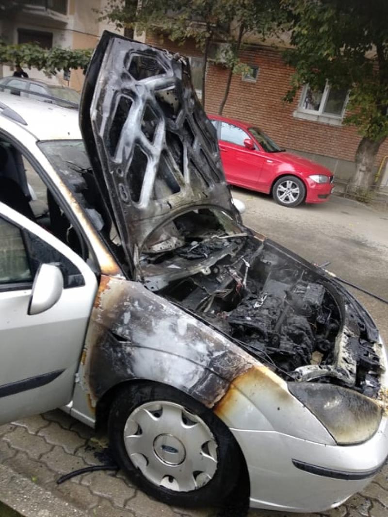 Incendiu în Micălaca! Un autoturism a luat foc