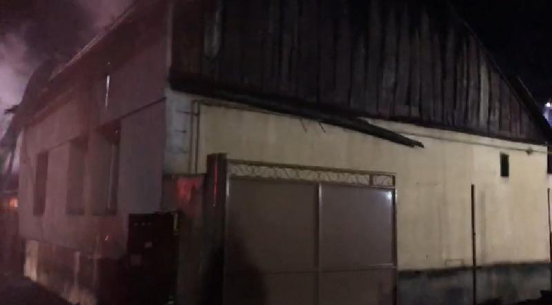 O casă a fost cuprinsă de flăcări în noaptea de joi spre vineri la Arad