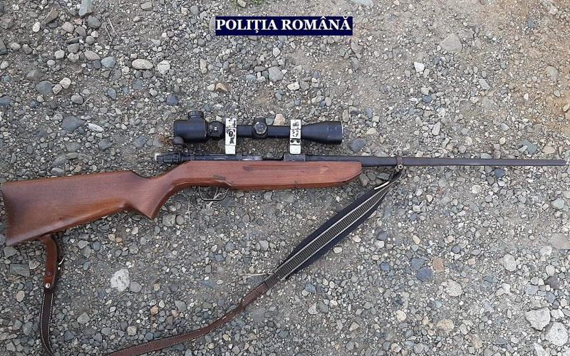 Percheziții la deținători ilegali de arme