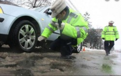 Șoferii pot lua amenzi chiar dacă au anvelope de iarnă ! AFLĂ de ce