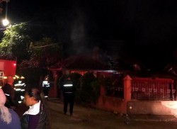 Flăcările au cuprins vineri seara, o casă de pe strada Emil Gârleanu