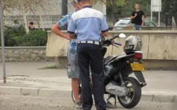 Bărbat de 32 de ani prins în flagrant în timp ce fura un moped	